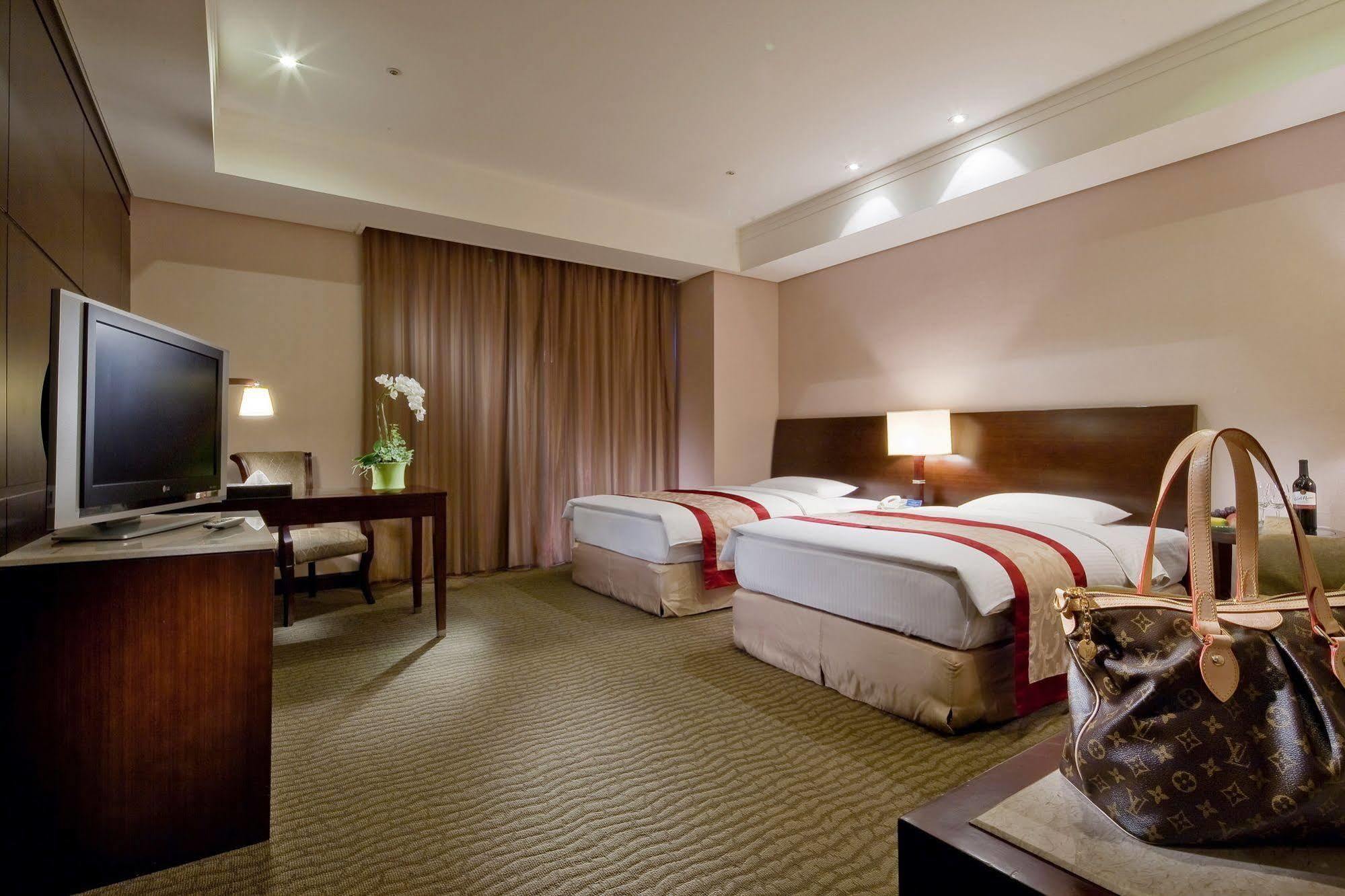 Queena Plaza Hotel Tainan Eksteriør bilde